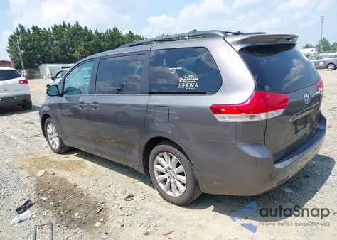2013 Toyota Sienna Le 7 Passenger z USA, uszkodzony, nr VIN 5TDJK3DC3DS066971
